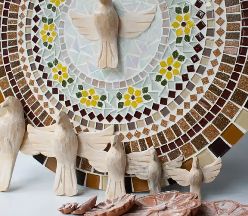 Mandala em Mosaico Divino Espírito Santo Ocre