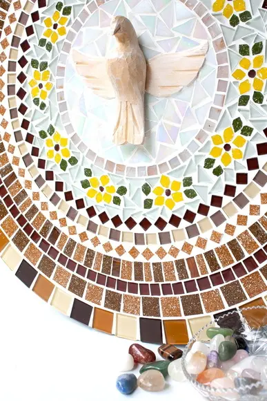 Mandala em Mosaico Divino Espírito Santo Ocre
