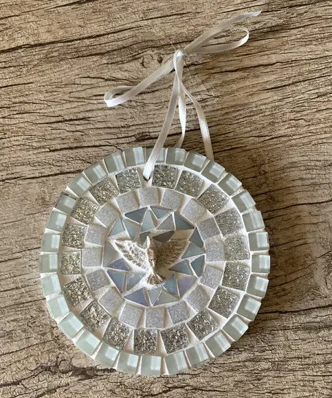Mini Mandala Divino em Mosaico Branca