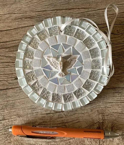 Mini Mandala Divino em Mosaico Branca