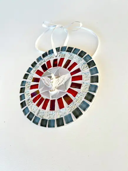 Mini Mandala Divino em Mosaico Cinza e Vermelho