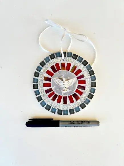 Mini Mandala Divino em Mosaico Cinza e Vermelho