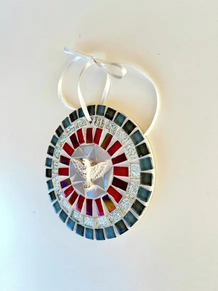 Mini Mandala Divino em Mosaico Cinza e Vermelho