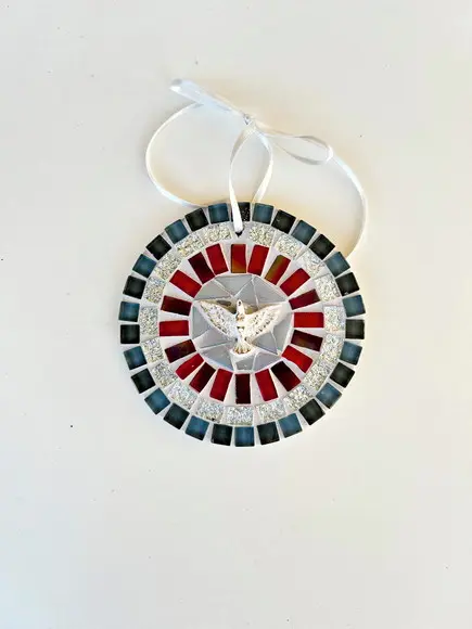 Mini Mandala Divino em Mosaico Cinza e Vermelho