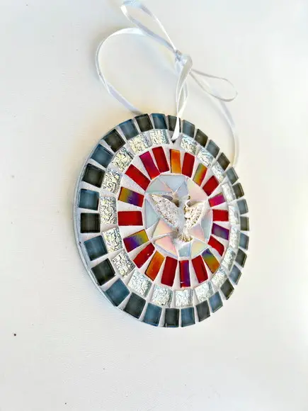 Mini Mandala Divino em Mosaico Cinza e Vermelho