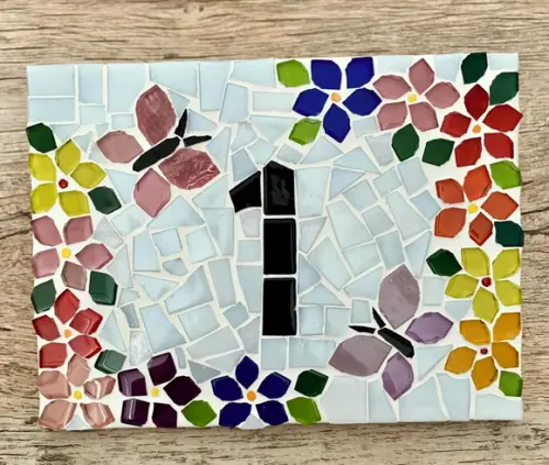 Número Apartamento em Mosaico Floral com Borboletas