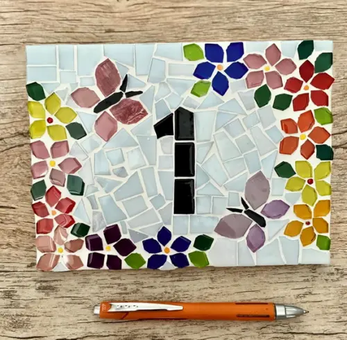 Número Apartamento em Mosaico Floral com Borboletas