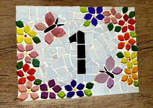 Número Apartamento em Mosaico Floral com Borboletas