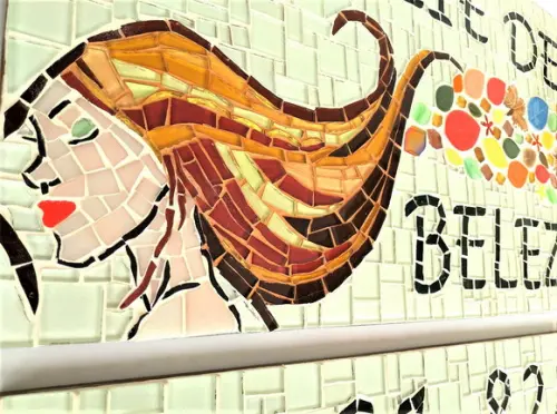 Placa de Identificação em Mosaico para Áreas Internas