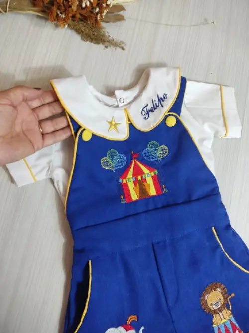 Roupa Jardineira Circo