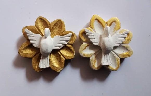 Lembrancinha Ímã Flor com Divino Espírito Santo