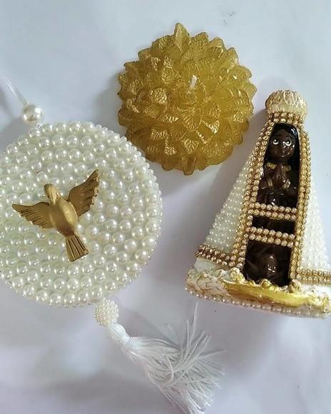Kit Nossa Sra Aparecida + Vela Flor + medalhão pérolas