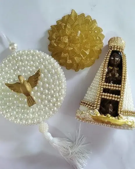 Kit Nossa Sra Aparecida + Vela Flor + medalhão pérolas