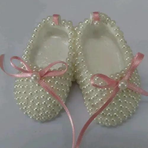 Par de sapatinhos em gesso com perolas