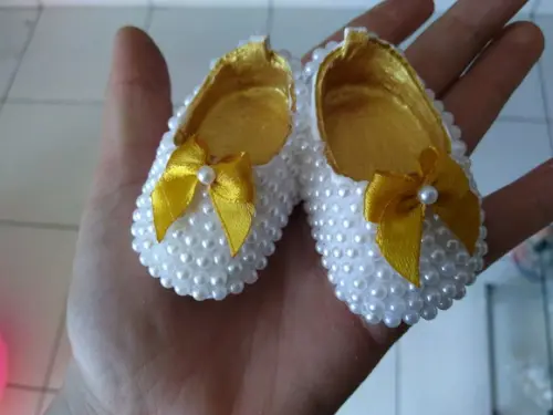 Par de sapatinhos em gesso com perolas
