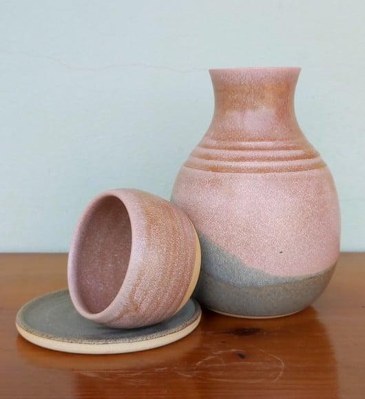 Moringa Rosé e Cinza em Cerâmica Artesanal com Prato e Copo