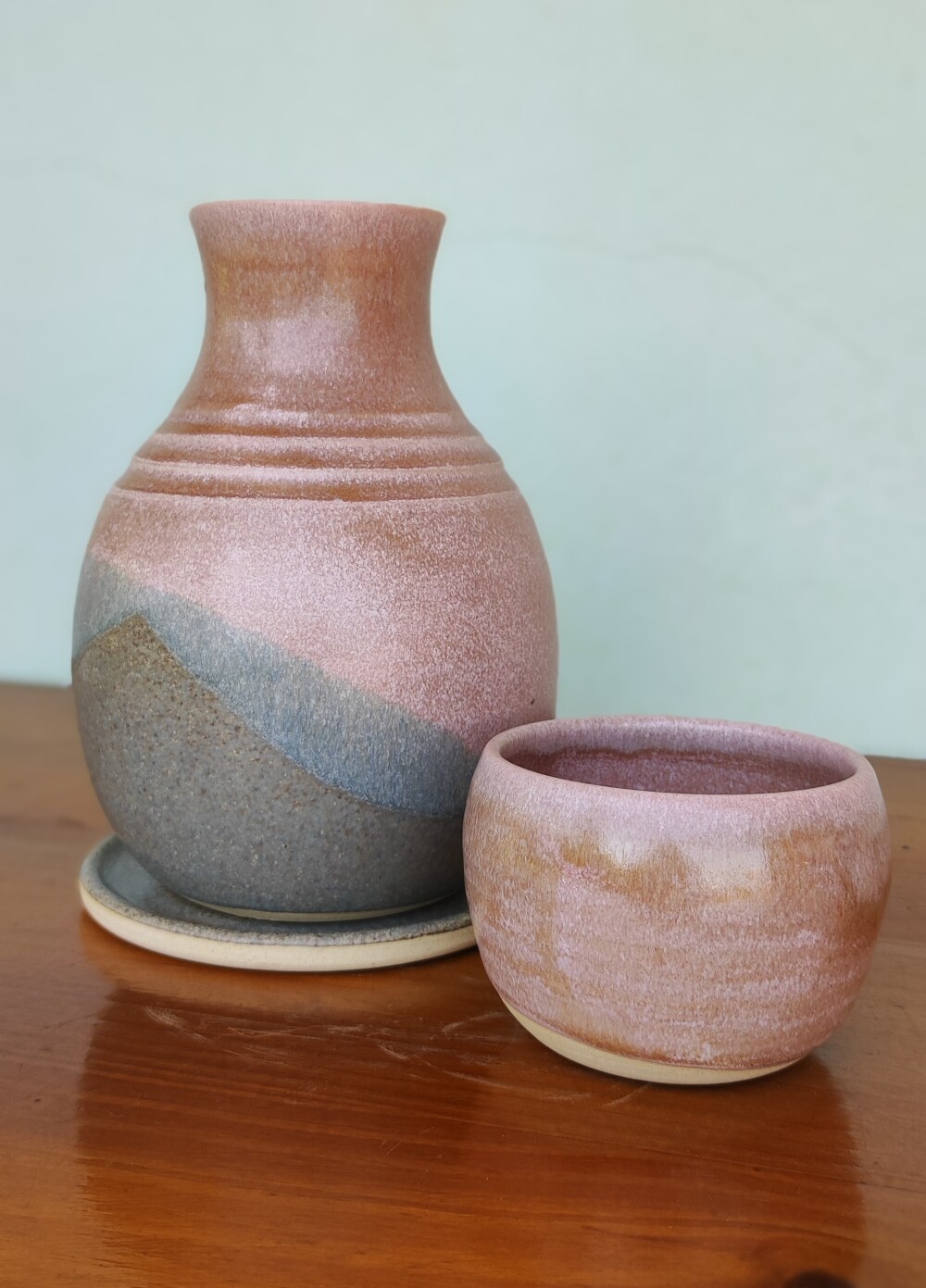 Moringa Rosé e Cinza em Cerâmica Artesanal com Prato e Copo