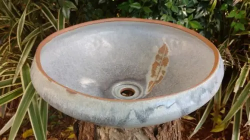 Cuba de Apoio Canoa com Gravura em Cerâmica Artesanal 36 cm
