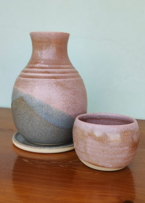 Moringa Rosé e Cinza em Cerâmica Artesanal com Prato e Copo