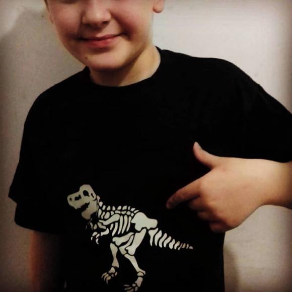 Camisa T Rex que brilha no escuro