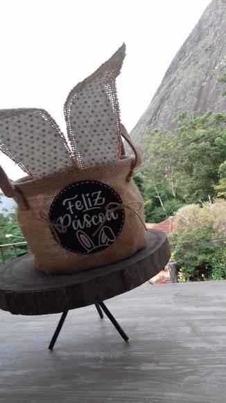 Cestinha de Juta com Plaquinha de Feliz Páscoa
