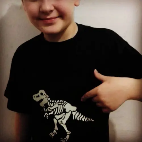 Camisa T Rex que brilha no escuro