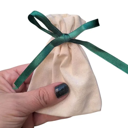 10 Sacos de algodao cru 08x10cm com fita de cetim 5mm verde musgo