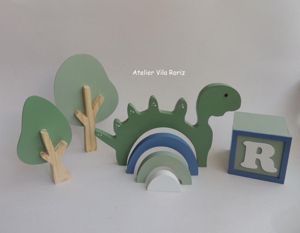 Kit Dinossauro Arcos, Árvores Pinus e Cubo Letra
