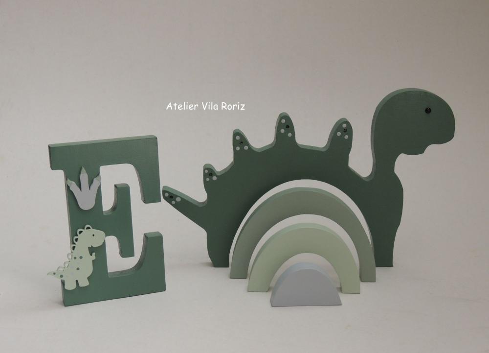 Kit Adornos Madeira Dinossauro Arcos e Letra Inicial 15cm