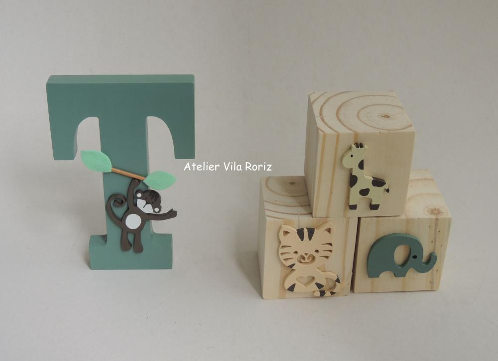 Kit Adorno Letra Inicia1 15 cm e Trio de Cubos Safári