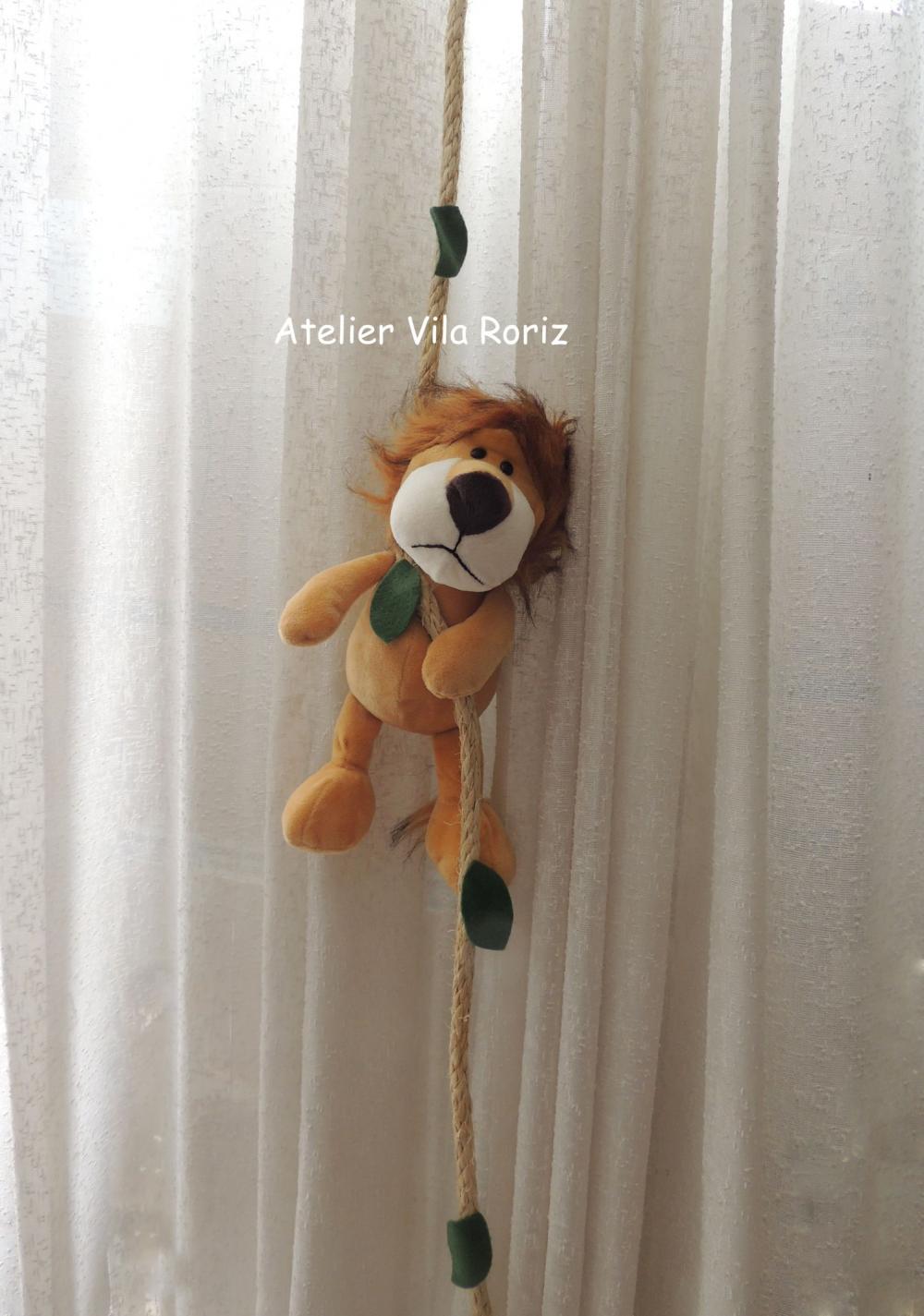Leão Pelúcia na Corda para Cortina