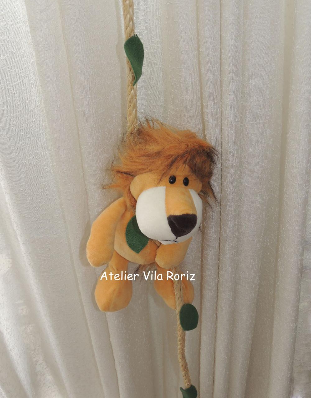 Leão Pelúcia na Corda para Cortina