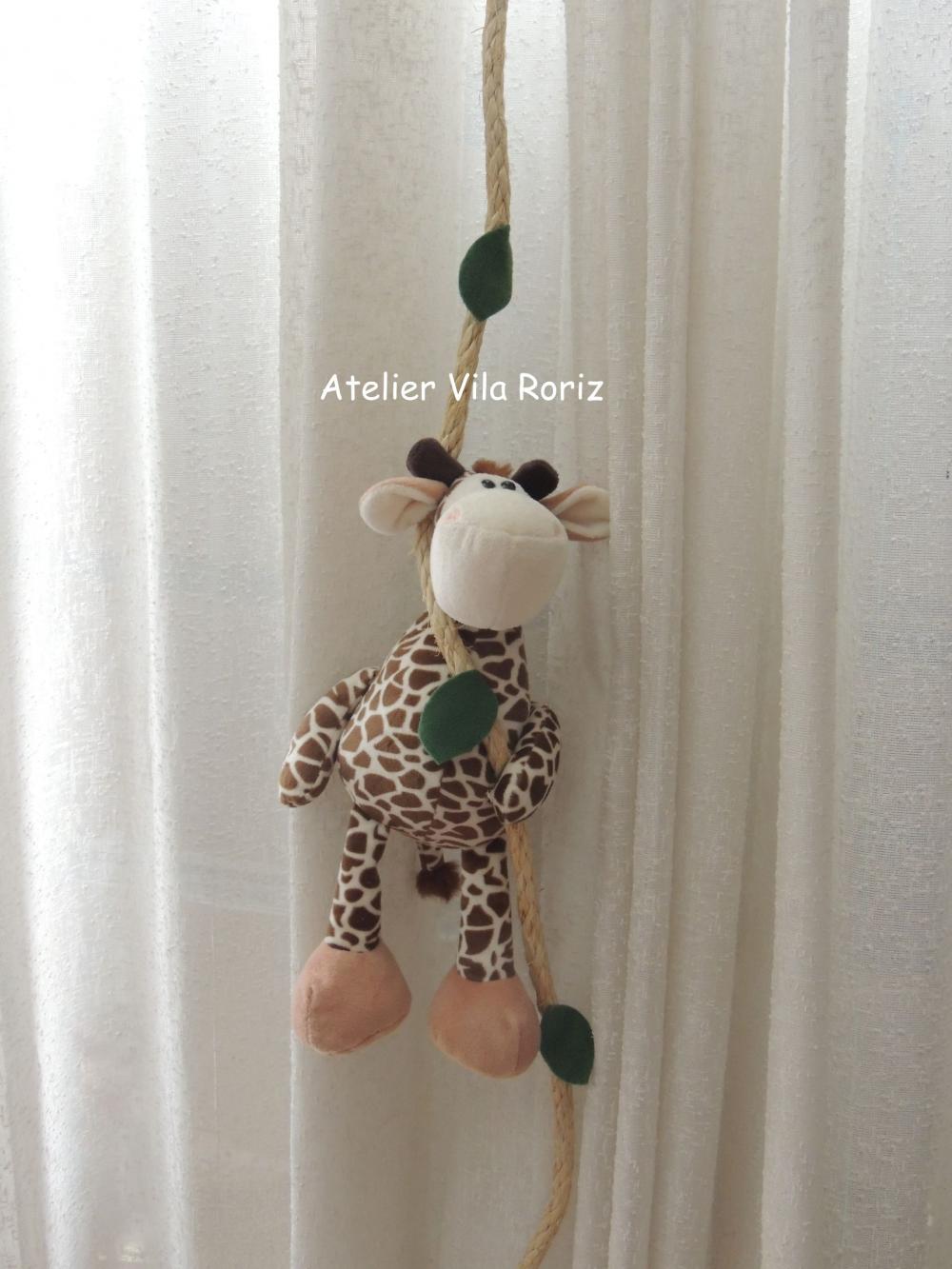 Girafa Pelúcia na Corda para Cortina
