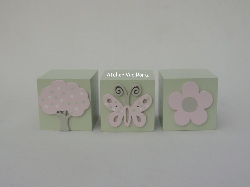 Kit Adornos: Letra Inicial 15 cm e Trio Cubos Jardim A