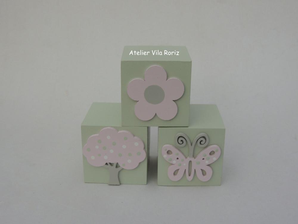 Kit Adornos: Letra Inicial 15 cm e Trio Cubos Jardim A