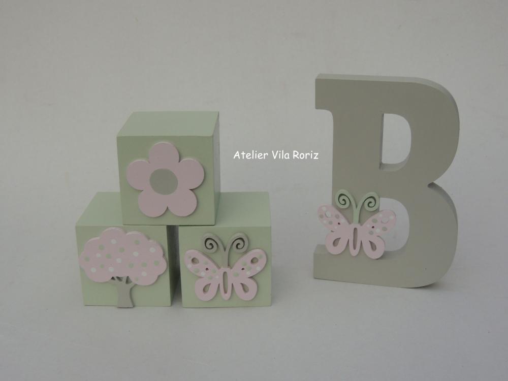 Kit Adornos: Letra Inicial 15 cm e Trio Cubos Jardim A