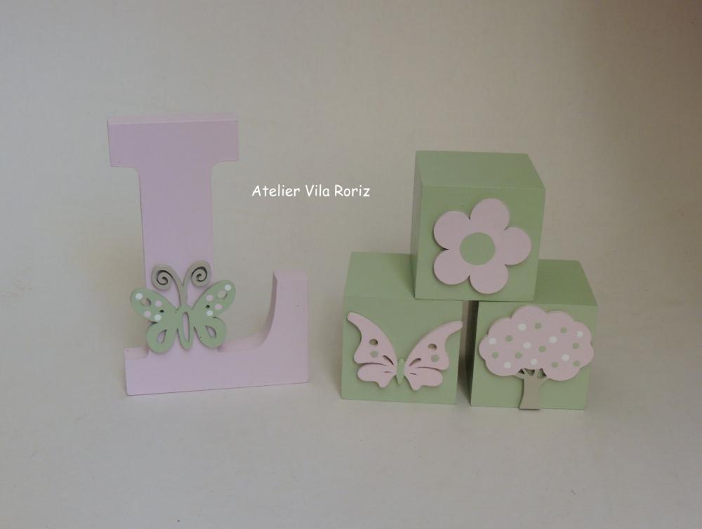 Kit Adornos: Letra Inicial 15 cm e Trio Cubos Jardim B