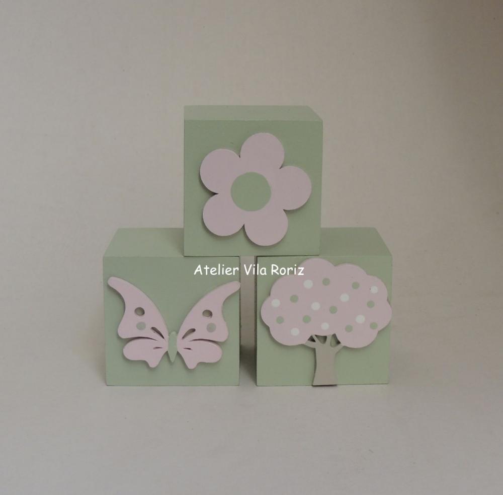 Kit Adornos: Letra Inicial 15 cm e Trio Cubos Jardim B