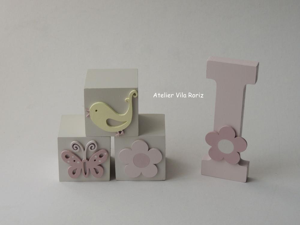Kit Adornos: Letra Inicial 15 cm e Trio Cubos Jardim C