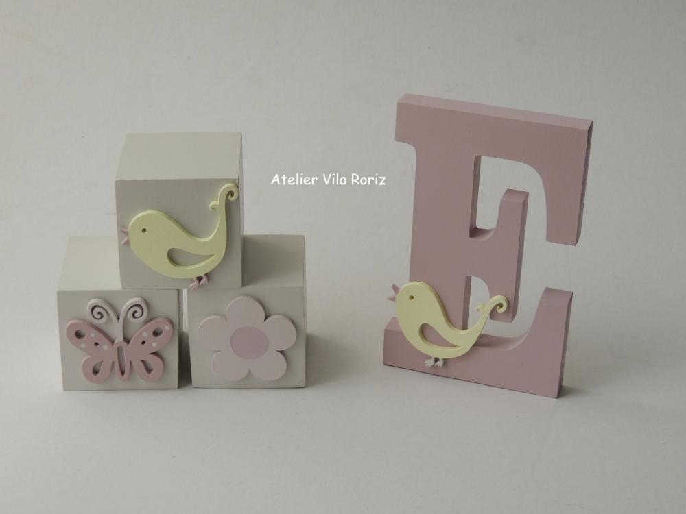 Kit Adornos: Letra Inicial 15 cm e Trio Cubos Jardim C