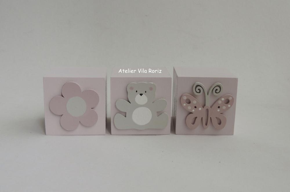 Kit Adornos: Letra Inicial 15 cm e Trio Cubos Jardim D