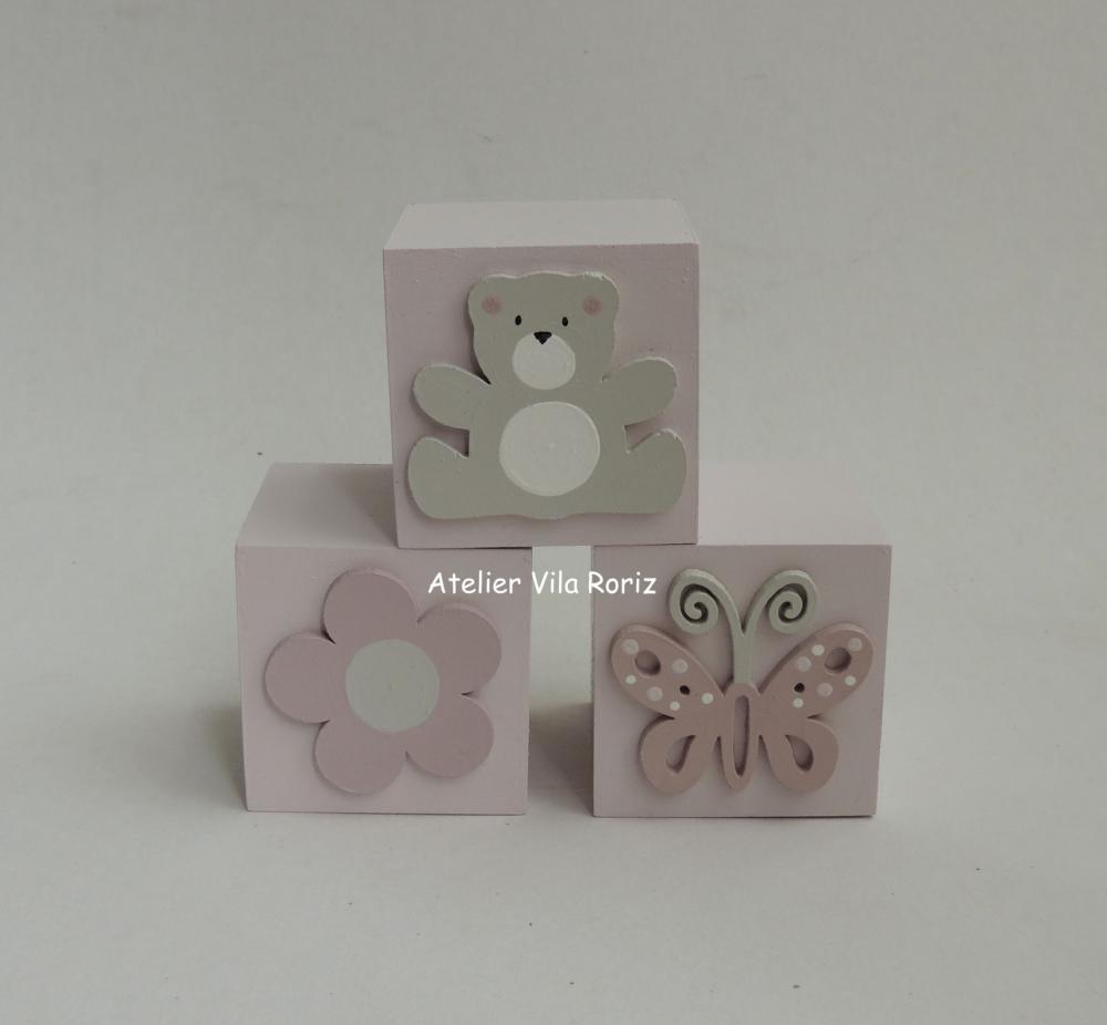 Kit Adornos: Letra Inicial 15 cm e Trio Cubos Jardim D