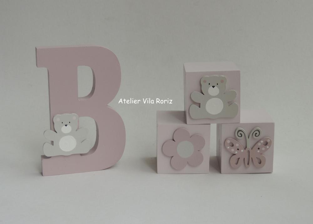 Kit Adornos: Letra Inicial 15 cm e Trio Cubos Jardim D