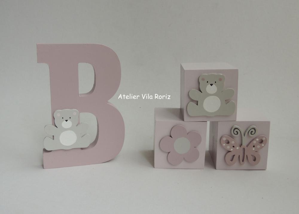 Kit Adornos: Letra Inicial 15 cm e Trio Cubos Jardim D