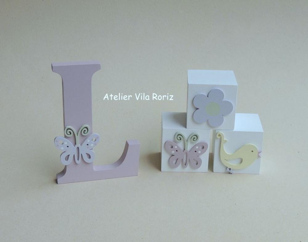 Kit Adornos: Letra Inicial 15 cm e Trio Cubos Jardim D