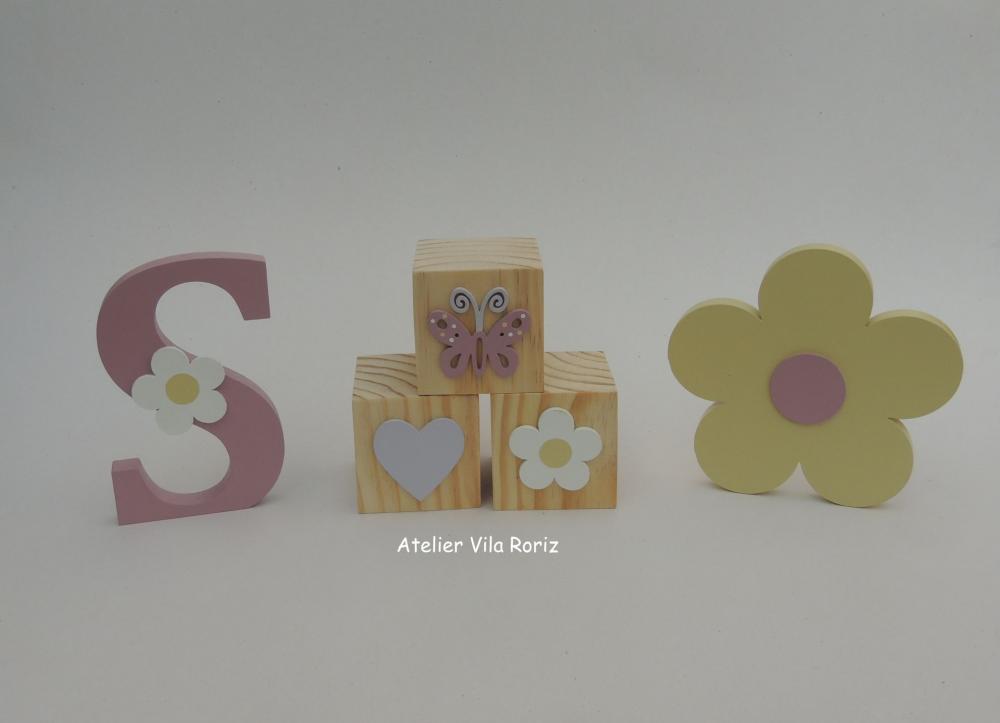 Kit Adornos: Letra Inicial, Flor e Trio Cubos Pinus Jardim