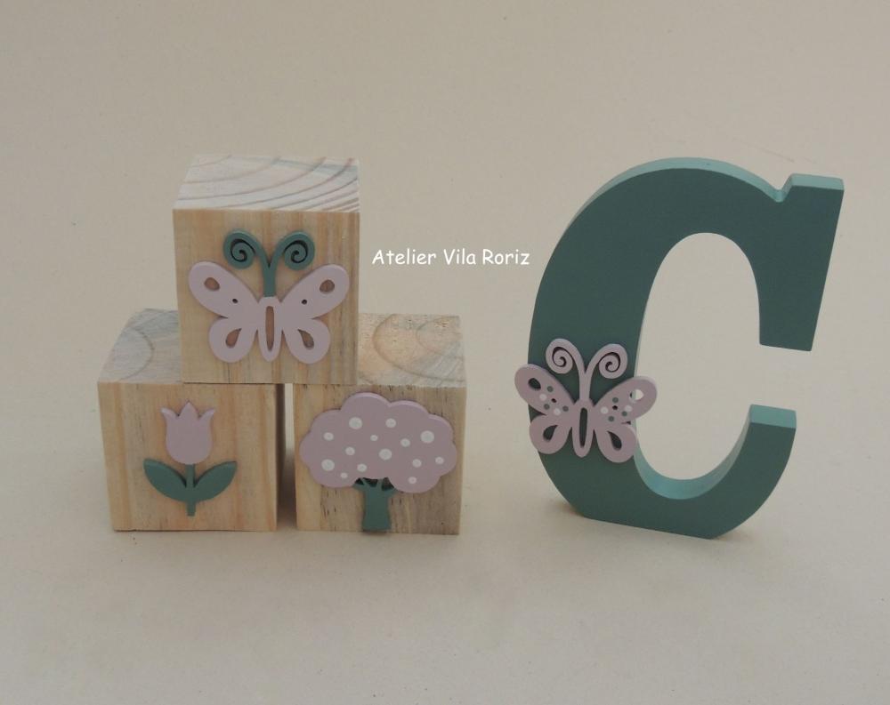 Kit Adornos: Letra Inicial e Trio Cubos Pinus Jardim B