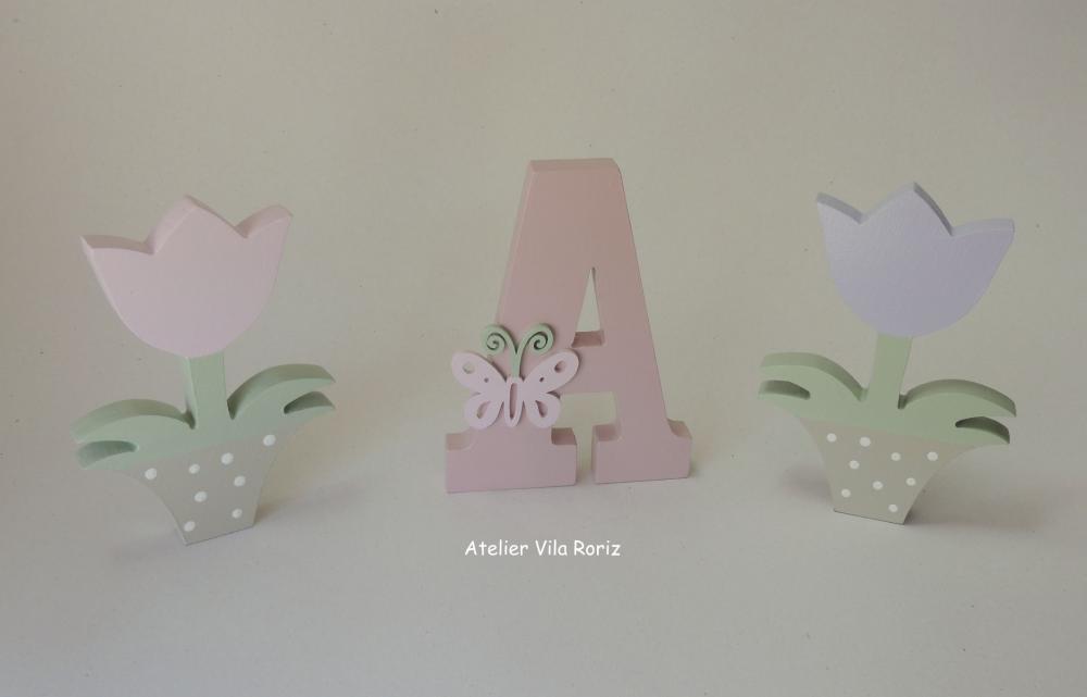 Kit Adornos: Letra Inicial e Trio Cubos Pinus Jardim C