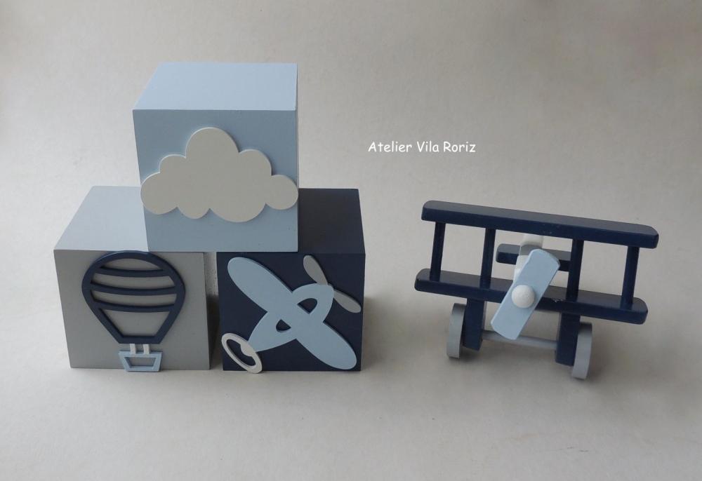 Kit Adornos: Avião 3d e trio Cubos 10x10 cm