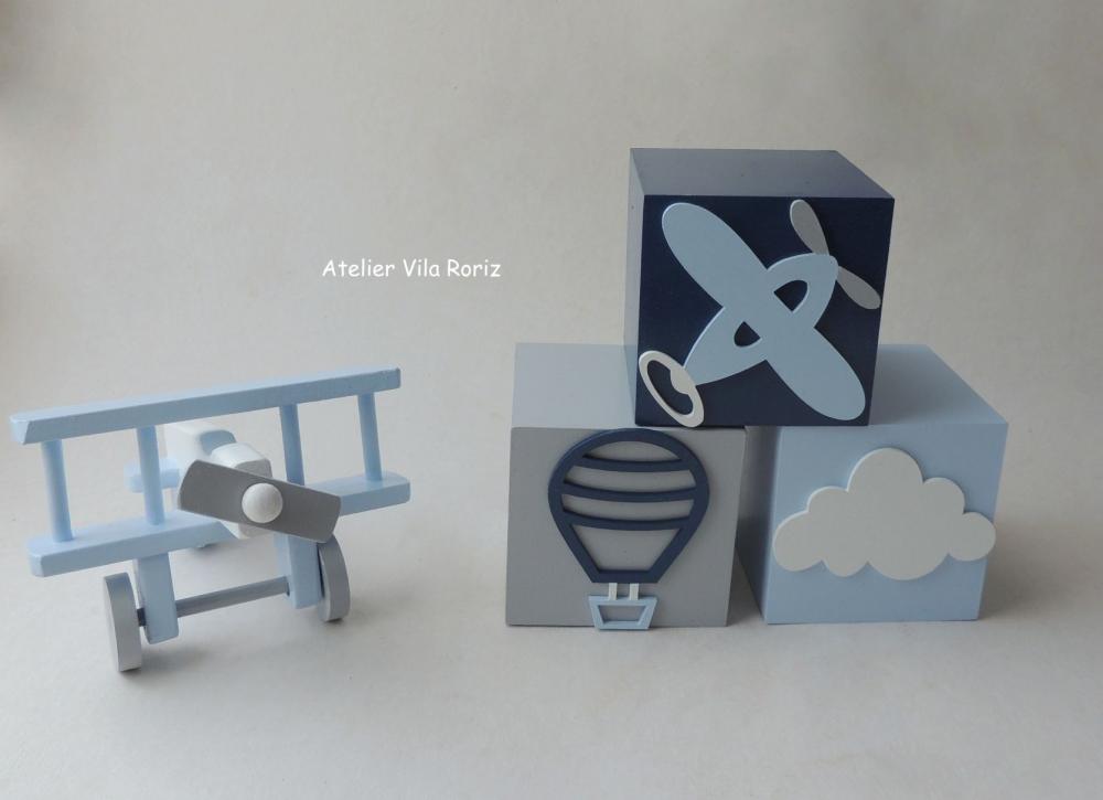 Kit Adornos: Avião 3d e trio Cubos 10x10 cm